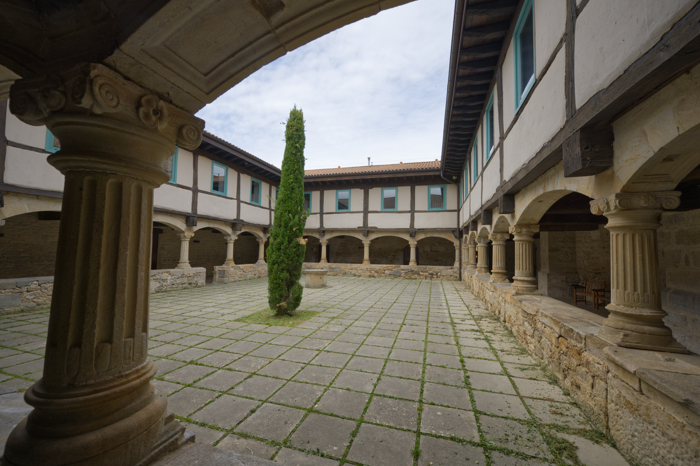 Patio interior del claustro del monasterio de Barría